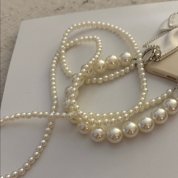 Elegant Pearl Phone Case with Bow Accent - Picture 5 of 6